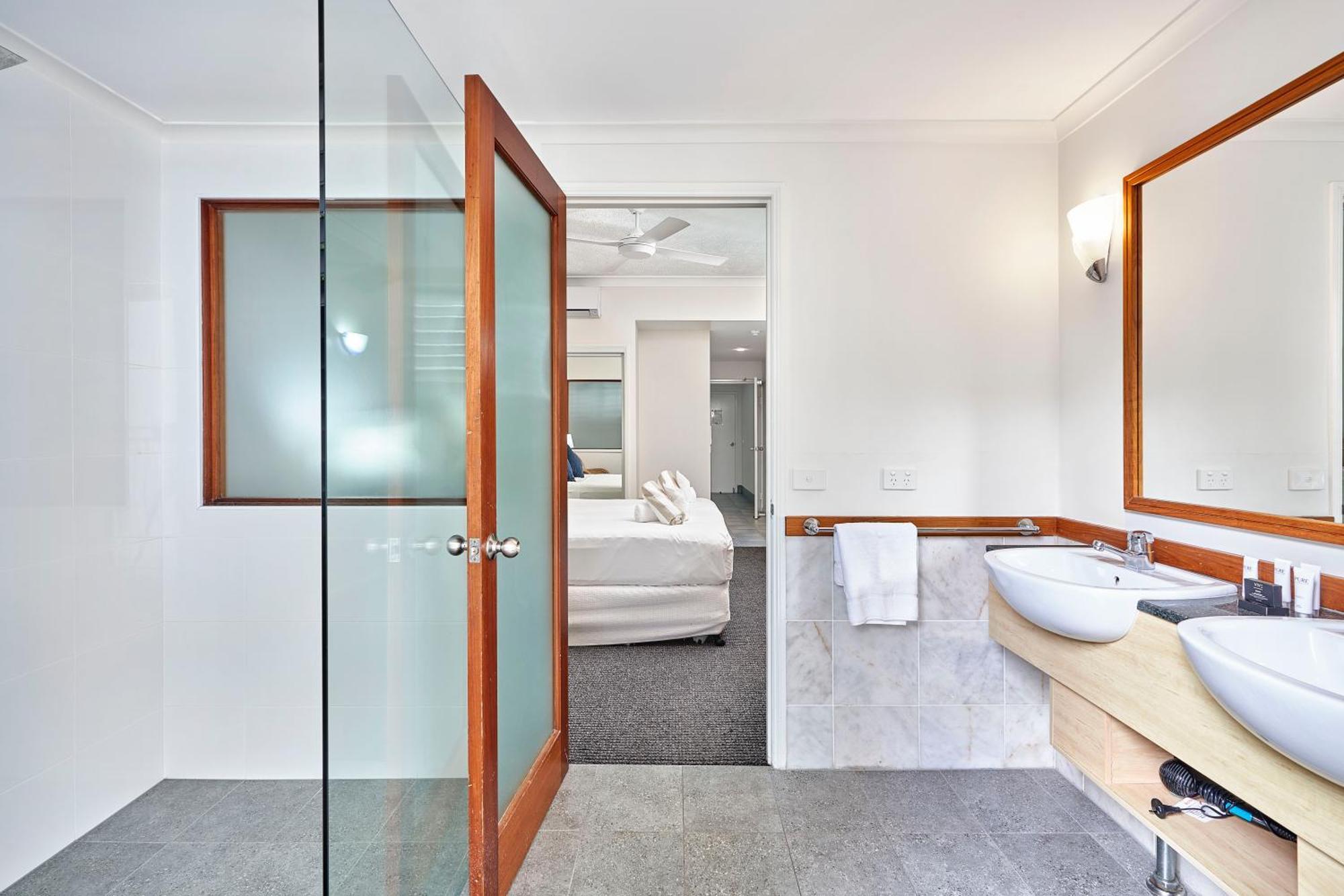Alassio Apartments With Direct Pool Access Палм Коув Стая снимка