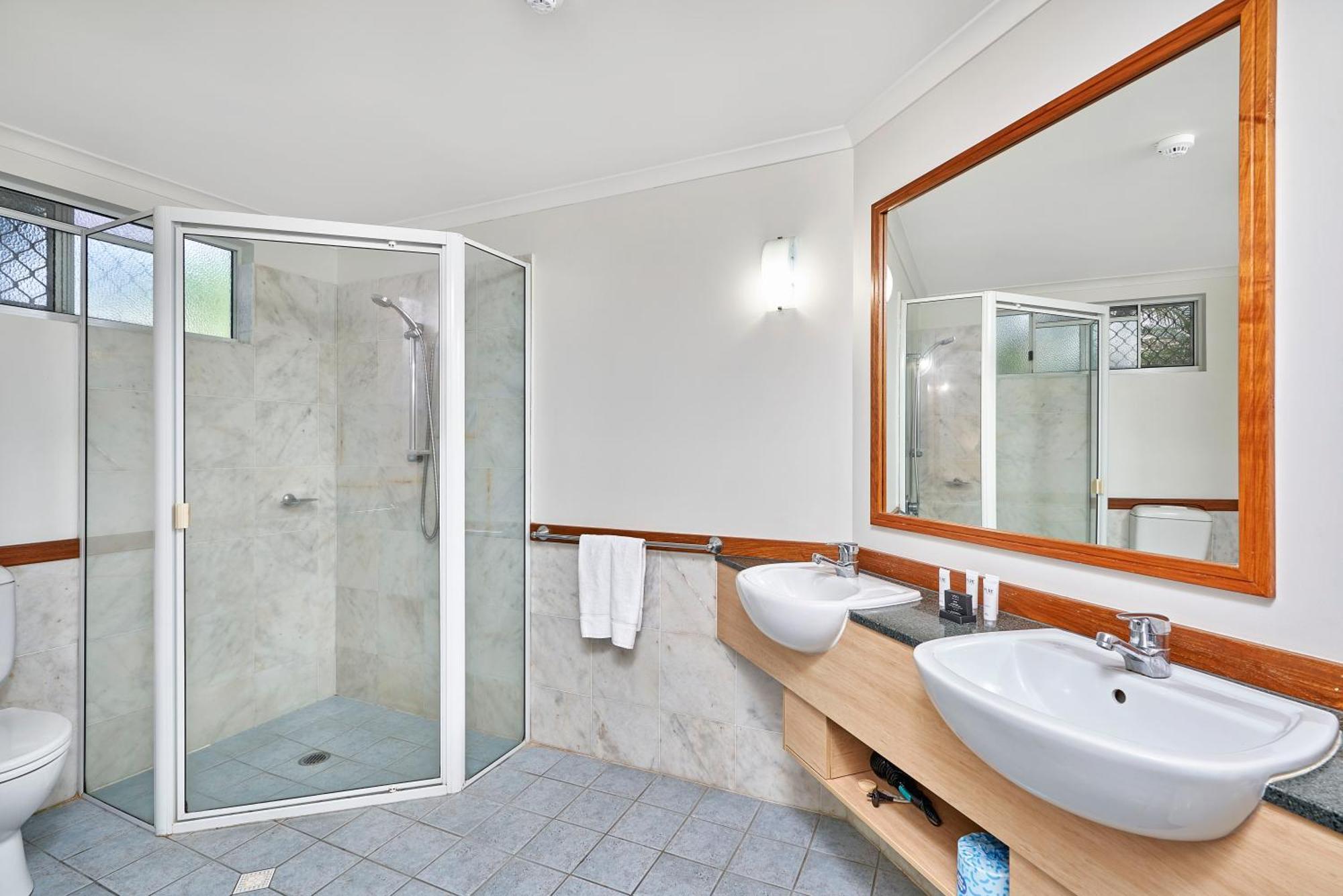 Alassio Apartments With Direct Pool Access Палм Коув Стая снимка