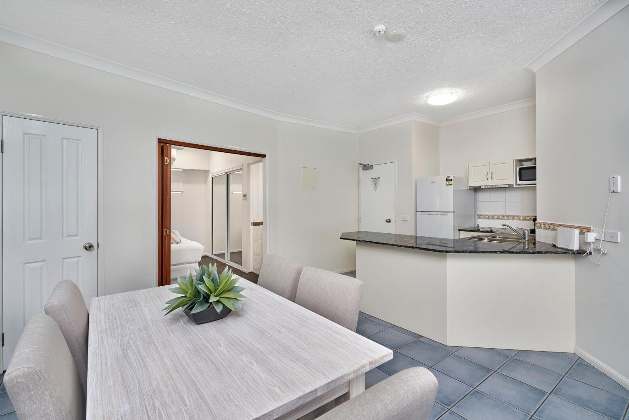 Alassio Apartments With Direct Pool Access Палм Коув Стая снимка